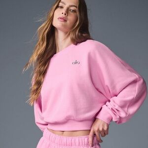 ALO Yoga Women's Cropped Accolade
Crewneck Sweet Pink Sweatshirt